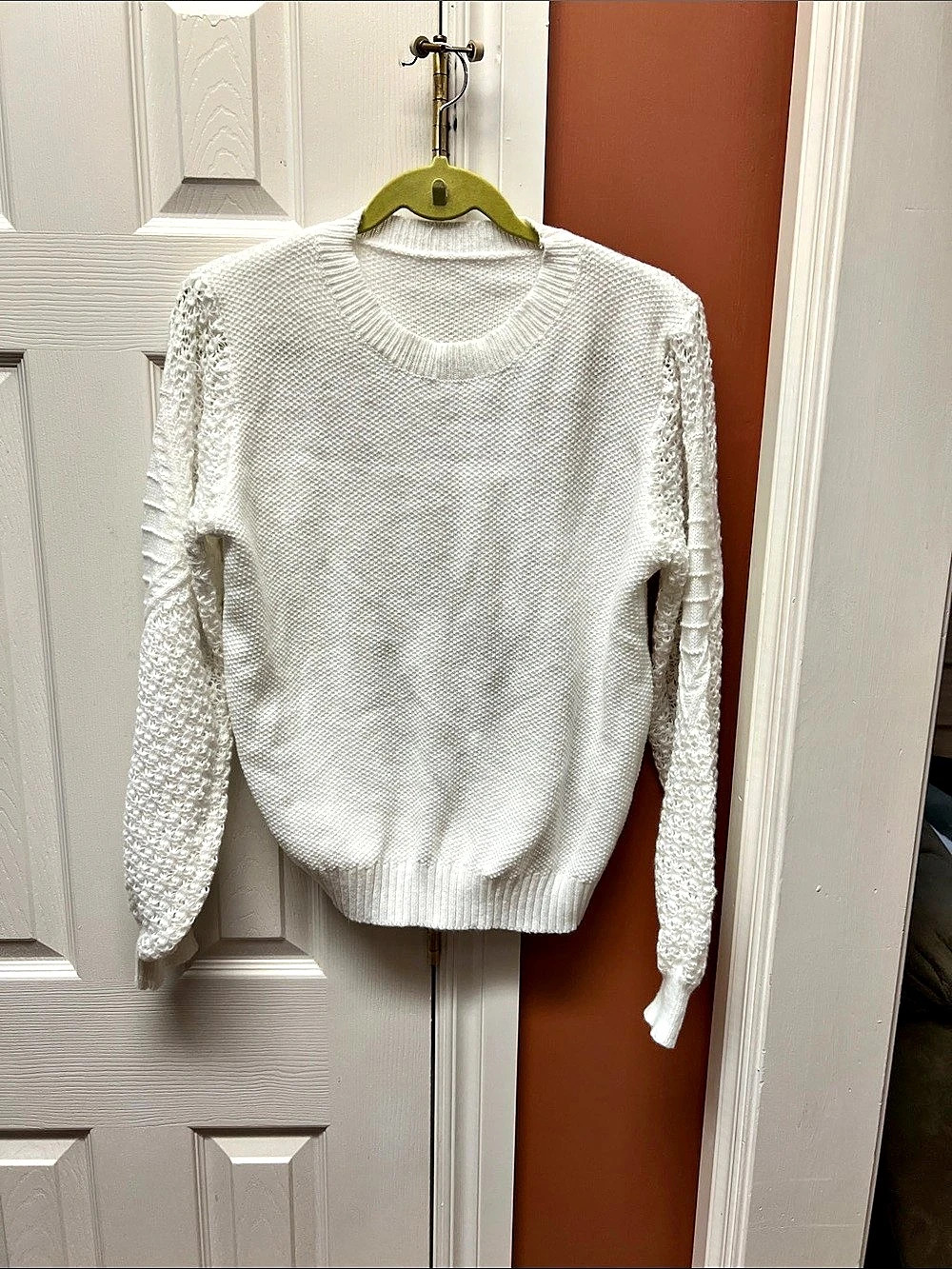 Textured Crew Neck Sweater in White Size Small